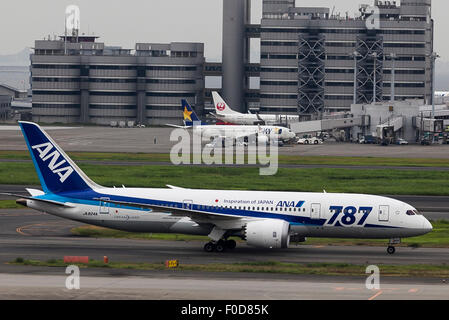 Tokio, Japan. 12. August 2015. Ein ANA-Flugzeug ist in der Nähe von Skymark und JAL Flugzeuge am Flughafen Tokio-Haneda auf 12. August 2015, Tokyo, Japan gesehen. Gläubiger der Skymark Airlines Inc. genehmigt eine Rehabilitation Plan unterstützt durch ANA Holdings Inc. am 5. August Ablehnung eines Angebots von Delta Air Lines Inc. ANA Holdings Inc hat zugesagt, eine 19,9 Prozent der Bankrott Budget Fluggesellschaft Skymark Airlines Inc. zu erwerben und dazu beitragen, um Japans drittgrößte Fluggesellschaft zu rehabilitieren. Bildnachweis: Aflo Co. Ltd./Alamy Live-Nachrichten Stockfoto