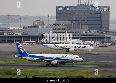 Tokio, Japan. 12. August 2015. Ein ANA-Flugzeug ist in der Nähe von Skymark und JAL Flugzeuge am Flughafen Tokio-Haneda auf 12. August 2015, Tokyo, Japan gesehen. Gläubiger der Skymark Airlines Inc. genehmigt eine Rehabilitation Plan unterstützt durch ANA Holdings Inc. am 5. August Ablehnung eines Angebots von Delta Air Lines Inc. ANA Holdings Inc hat zugesagt, eine 19,9 Prozent der Bankrott Budget Fluggesellschaft Skymark Airlines Inc. zu erwerben und dazu beitragen, um Japans drittgrößte Fluggesellschaft zu rehabilitieren. Bildnachweis: Aflo Co. Ltd./Alamy Live-Nachrichten Stockfoto