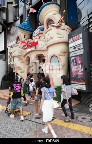 Tokio, Japan. 13. August 2015. Fußgänger zu Fuß passieren ein Disney-Geschäft im Einkaufsviertel Shibuya auf 13. August 2015, Tokio, Japan. Walt Disney Company entschuldigte sich nach einem japanischen tweet die als '' ein Tag ohne Bedeutung '' übersetzt erschien am 9. August; der 70. Jahrestag des die Atombombardierung von Nagasaki. Das originale englische Tweet war gedacht als ein Verweis auf "Alice im Wunderland '' und wünschte Anhänger '' frohes Nichtgeburtstag '' aber wenn ins Japanische übersetzt es herauskam als einen Tag ohne Bedeutung. Bildnachweis: Aflo Co. Ltd./Alamy Live-Nachrichten Stockfoto