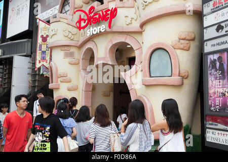 Tokio, Japan. 13. August 2015. Fußgänger zu Fuß passieren ein Disney-Geschäft im Einkaufsviertel Shibuya auf 13. August 2015, Tokio, Japan. Walt Disney Company entschuldigte sich nach einem japanischen tweet die als '' ein Tag ohne Bedeutung '' übersetzt erschien am 9. August; der 70. Jahrestag des die Atombombardierung von Nagasaki. Das originale englische Tweet war gedacht als ein Verweis auf "Alice im Wunderland '' und wünschte Anhänger '' frohes Nichtgeburtstag '' aber wenn ins Japanische übersetzt es herauskam als einen Tag ohne Bedeutung. Bildnachweis: Aflo Co. Ltd./Alamy Live-Nachrichten Stockfoto