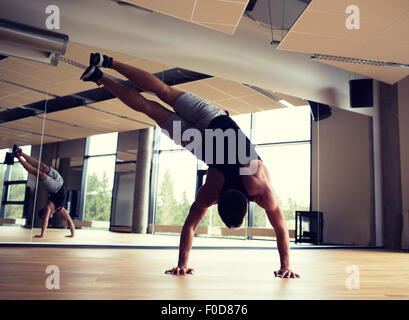 Mann im Fitness-Studio trainieren Stockfoto