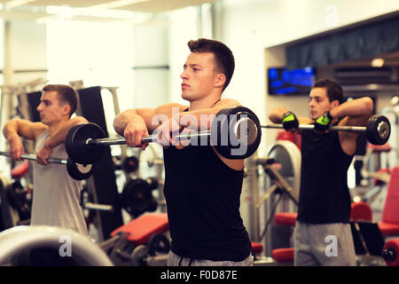 Gruppe von Männern mit Hanteln im Fitnessstudio Stockfoto