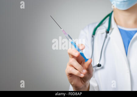 Nahaufnahme von einer Ärztin mit Spritze Stockfoto