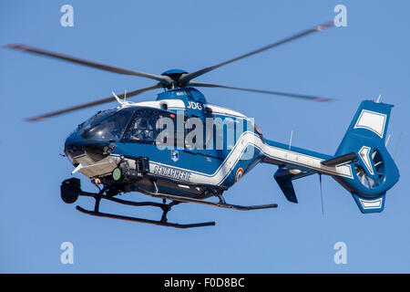 Französische Polizei/Gendarmerie EC135 Hubschrauber im Flug über Frankreich. Stockfoto