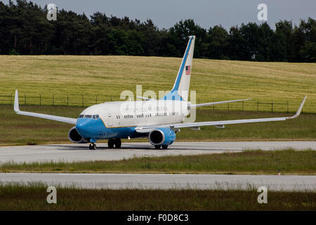 C-40 Clipper von der 89th Airlift Wing, Rollen am Flughafen Dresden, Deutschland. Stockfoto