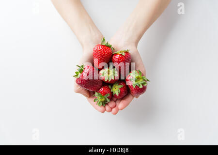 Nahaufnahme von Frau Händen mit Erdbeeren Stockfoto