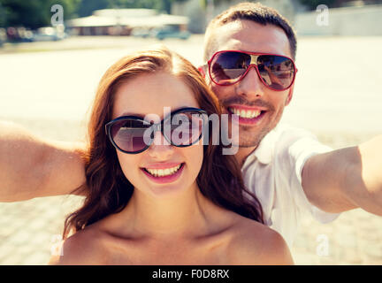 lächelnde paar Sonnenbrille Selfie machen Stockfoto