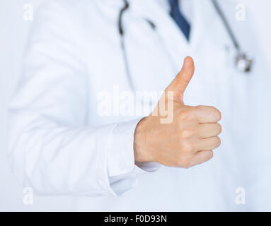 männlichen Arzt Hand Daumen auftauchen Stockfoto