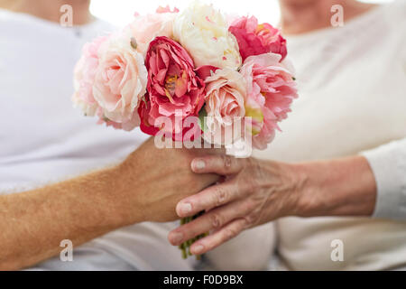 Nahaufnahme eines älteres Paar mit Blumen Stockfoto