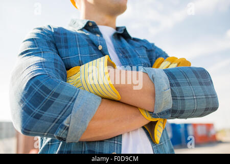 Nahaufnahme von Builder überquerten Hände in Handschuhe Stockfoto