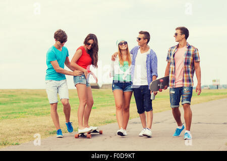 Gruppe von lächelnden Jugendlichen mit skateboards Stockfoto