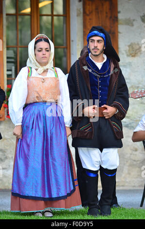 Tänzerinnen und Tänzer aus Sardinien, Italien, Durchführung der CIME-Festival Stockfoto