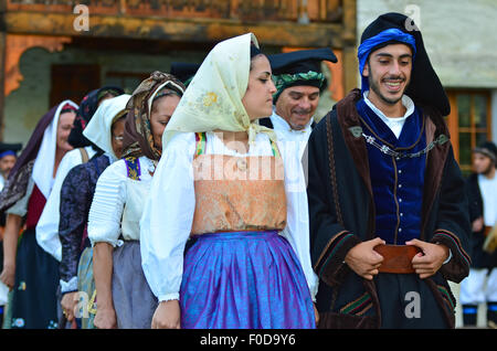 Tänzerinnen und Tänzer aus Sardinien, Italien, Durchführung der CIME-Festival Stockfoto