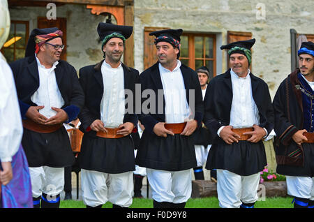 Tänzerinnen und Tänzer aus Sardinien, Italien, Durchführung der CIME-Festival Stockfoto