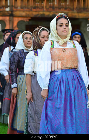 Tänzerinnen und Tänzer aus Sardinien, Italien, Durchführung der CIME-Festival Stockfoto