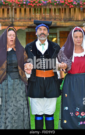 Tänzerinnen und Tänzer aus Sardinien, Italien, Durchführung der CIME-Festival Stockfoto