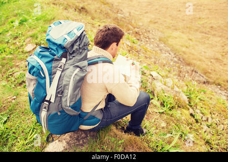 Mann mit Rucksack wandern Stockfoto