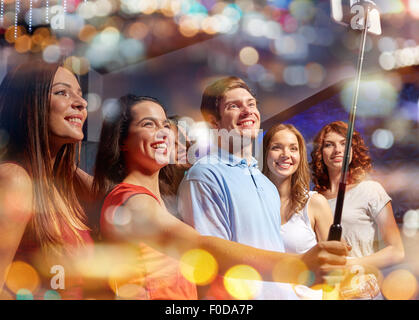 Freunde mit Smartphone unter Selfie in Nachtclub Stockfoto