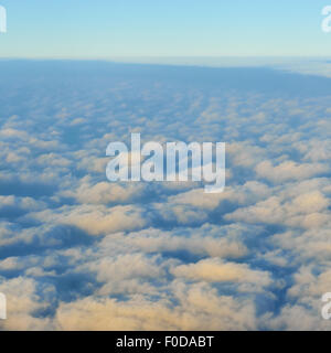 Blick aus dem Flugzeug am Himmel, Sonnenuntergang Sonne und Wolken Stockfoto