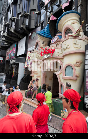 Tokio, Japan. 13. August 2015. Fußgänger zu Fuß passieren ein Disney-Geschäft im Einkaufsviertel Shibuya auf 13. August 2015, Tokio, Japan. Walt Disney Company entschuldigte sich nach einem japanischen tweet die als '' ein Tag ohne Bedeutung '' übersetzt erschien am 9. August; der 70. Jahrestag des die Atombombardierung von Nagasaki. Das originale englische Tweet war gedacht als ein Verweis auf "Alice im Wunderland '' und wünschte Anhänger '' frohes Nichtgeburtstag '' aber wenn ins Japanische übersetzt es herauskam als einen Tag ohne Bedeutung. Bildnachweis: Aflo Co. Ltd./Alamy Live-Nachrichten Stockfoto