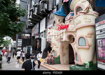 Tokio, Japan. 13. August 2015. Fußgänger zu Fuß passieren ein Disney-Geschäft im Einkaufsviertel Shibuya auf 13. August 2015, Tokio, Japan. Walt Disney Company entschuldigte sich nach einem japanischen tweet die als '' ein Tag ohne Bedeutung '' übersetzt erschien am 9. August; der 70. Jahrestag des die Atombombardierung von Nagasaki. Das originale englische Tweet war gedacht als ein Verweis auf "Alice im Wunderland '' und wünschte Anhänger '' frohes Nichtgeburtstag '' aber wenn ins Japanische übersetzt es herauskam als einen Tag ohne Bedeutung. Bildnachweis: Aflo Co. Ltd./Alamy Live-Nachrichten Stockfoto