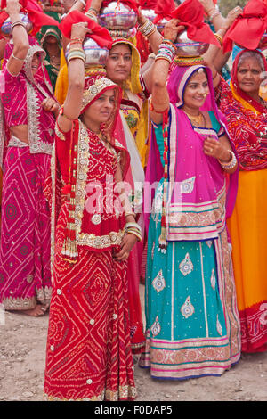 Frauen in der Regel buntes Kleid zu Beginn einer Prozession während des hinduistischen Festivals der Gangaur in Rajasthan, Indien Stockfoto