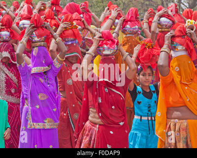Frauen in der Regel buntes Kleid zu Beginn einer Prozession während des hinduistischen Festivals der Gangaur in Rajasthan, Indien Stockfoto