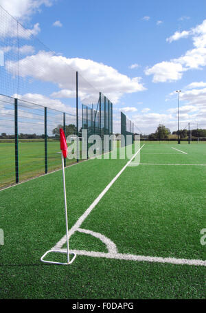 Kunstrasen in Outdoor-Sportplatz mit Markierungen und Flagge Stockfoto