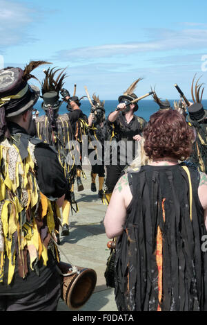 Traditionellen Morris Tänzerinnen in Whitby Stadt am Meer. Stockfoto