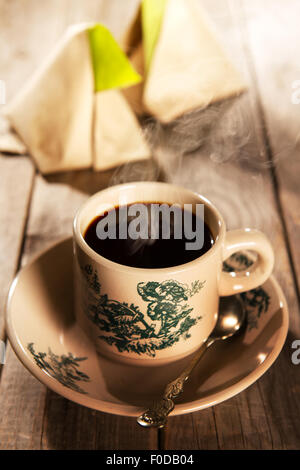 Traditionelle Kopitiam Stil malaysischen Kaffee in Vintage Tasse und Untertasse und Nasi Lemak. Fraktale auf der Tasse ist generische Print. Weiche Stockfoto