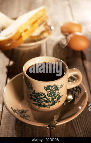 Traditionelles Chinesisch Singapur Stil Kaffee in Vintage Tasse und Untertasse mit Frühstück. Fraktale auf der Tasse ist generische Print. Weich f Stockfoto