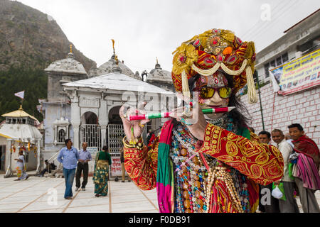 Adbutswamishreekrishna, ein Sadhu, heiliger Mann, von Ujjain ist vor Gangotri Tempel, Gangotri, Uttarakhand Flötenspiel Stockfoto