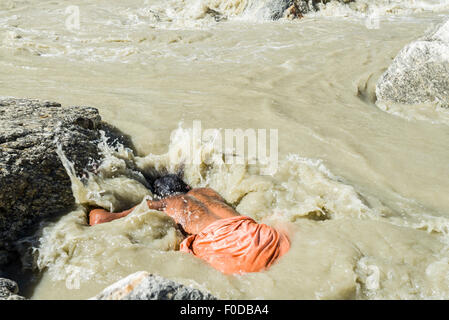 Ein Sadhu, heiliger Mann, nimmt Bad in der eiskalten kaltem Wasser bei Gaumukh, die Hauptquelle des heiligen Flusses Ganges, Gangotri Stockfoto