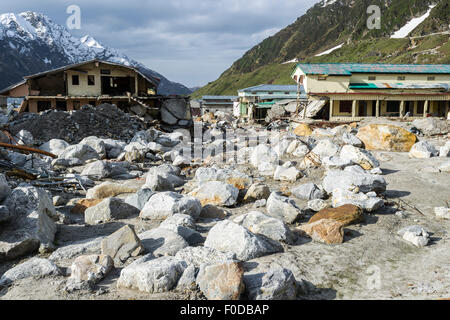 Die kleine Stadt um Kedarnath Tempel bekam völlig zerstört durch das Hochwasser des Flusses Mandakini in 2013, nur noch Ruinen übrig sind Stockfoto