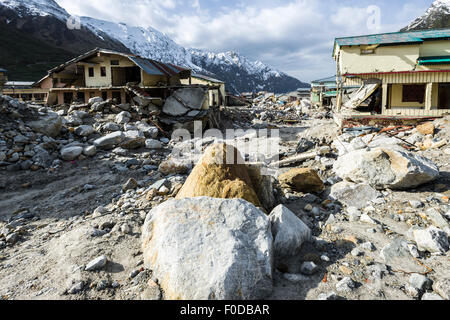 Die kleine Stadt um Kedarnath Tempel bekam völlig zerstört durch das Hochwasser des Flusses Mandakini in 2013, nur noch Ruinen übrig sind Stockfoto