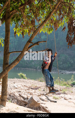 Kleiner Junge aus dem Orang Asil Stamm, indigene, Blick in die Ferne, Taman Negara Nationalpark, Malaysia Stockfoto