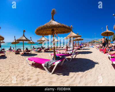 Belebten Strand von Playa de Palma, Ballermann, Playa de Palma, Arenal, Mallorca, Balearen, Spanien Stockfoto