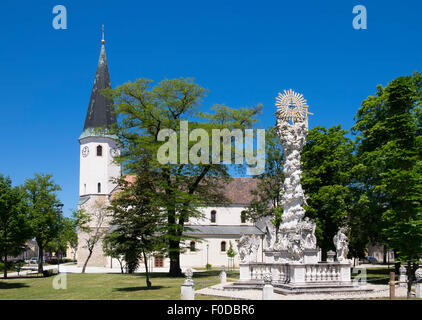 Pfarrkirche St. Vitus und die Dreifaltigkeitssäule auf dem Kirchplatz, Laa an der Thaya, Weinviertel, Niederösterreich Stockfoto