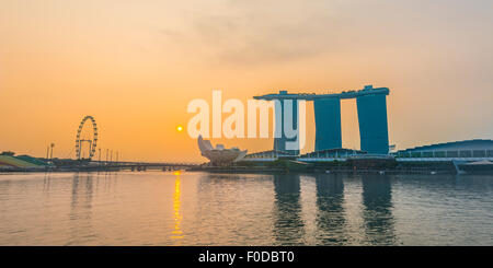 Riesenrad, Kunst- und Wissenschaftsmuseum, Marina Bay Sands Hotel bei Sonnenaufgang, Singapur Stockfoto