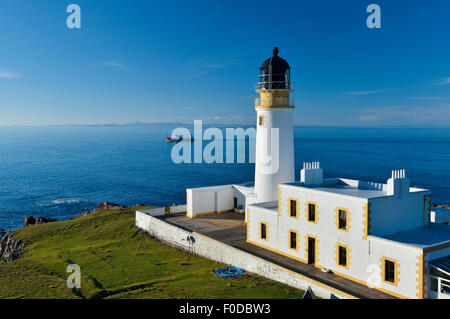 Angelboot/Fischerboot und Rua Reidh Lighthouse, Melvaig, Gairloch, Wester Ross, Schottland, Vereinigtes Königreich Stockfoto
