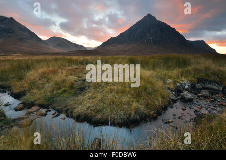 Buachaille Etive Mor, Herbst Sonnenuntergang in Glen Etive Tal, Schottland, Vereinigtes Königreich Stockfoto