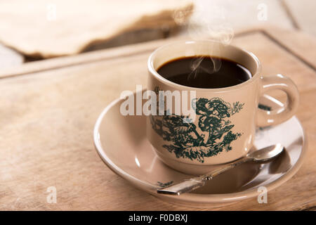 Dämpfen traditionelle Kopitiam Stil malaysischen Kaffee in Vintage Tasse und Untertasse.  Fraktale auf der Tasse ist generische Print. Soft-Fokus Stockfoto