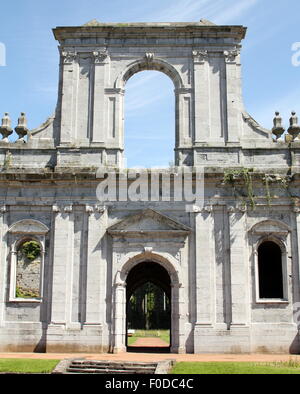 GOZEE. Juni-12-2014. Ruinen eines Gebäudes von der Cisterciënzer Abbey von Auine in Gozee. Belgien Stockfoto