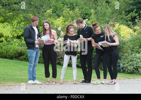 Ein Niveau von britischen Schülern - erhaltenen Ergebnisse dieser Gruppe sind aus Norden Bromsgrove High School, Worcestershire UK Stockfoto