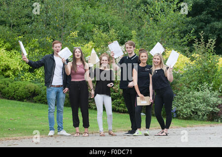 Ein Niveau von britischen Schülern - erhaltenen Ergebnisse dieser Gruppe sind aus Norden Bromsgrove High School, Worcestershire UK Stockfoto