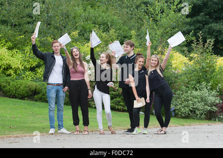 Ein Niveau von britischen Schülern - erhaltenen Ergebnisse dieser Gruppe sind aus Norden Bromsgrove High School, Worcestershire UK Stockfoto