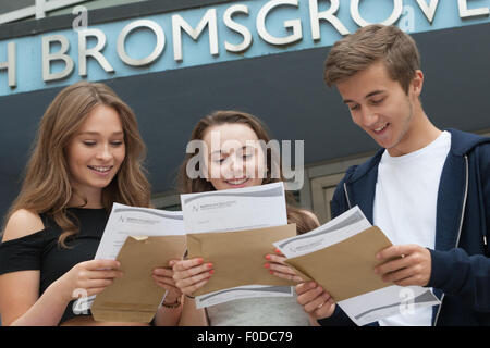 Die Ergebnisse der britischen Schülerinnen und Schüler erhalten - dieser Gruppe sind von Norden bromsgrove High School, Worcestershire, Großbritannien Stockfoto