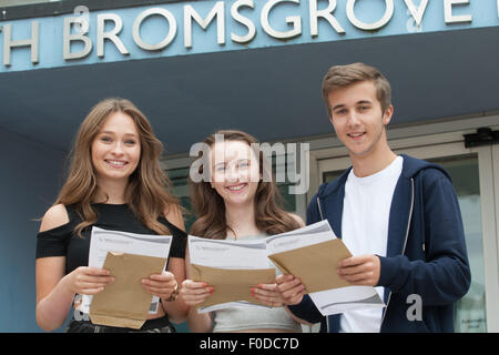 Die Ergebnisse der britischen Schülerinnen und Schüler erhalten - dieser Gruppe sind von Norden bromsgrove High School, Worcestershire, Großbritannien Stockfoto