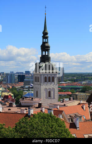 St.-Nikolaus Kirche, Niguliste Kirik, gesehen vom Turm der Kathedrale Toomkirik, Tallinn, Estland Stockfoto