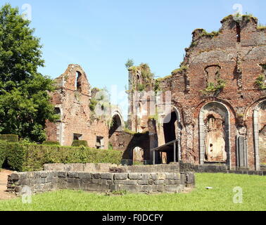 Ruinen von einer Builingof der Cisterciënzer Abbey von Auine in Gozee. Belgien Stockfoto